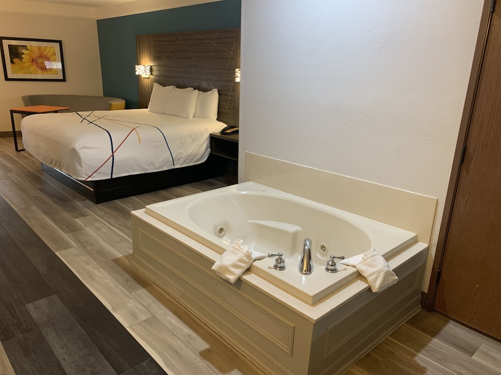 La Quinta Inn & Suites by Wyndham OKC North Quail Springs - photo 9