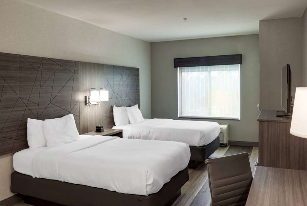 La Quinta Inn & Suites by Wyndham Edmond - photo 25