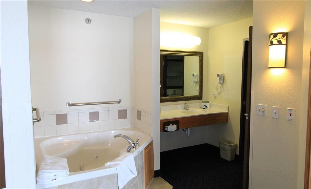 AmericInn by Wyndham Cedar Rapids Airport - photo 12