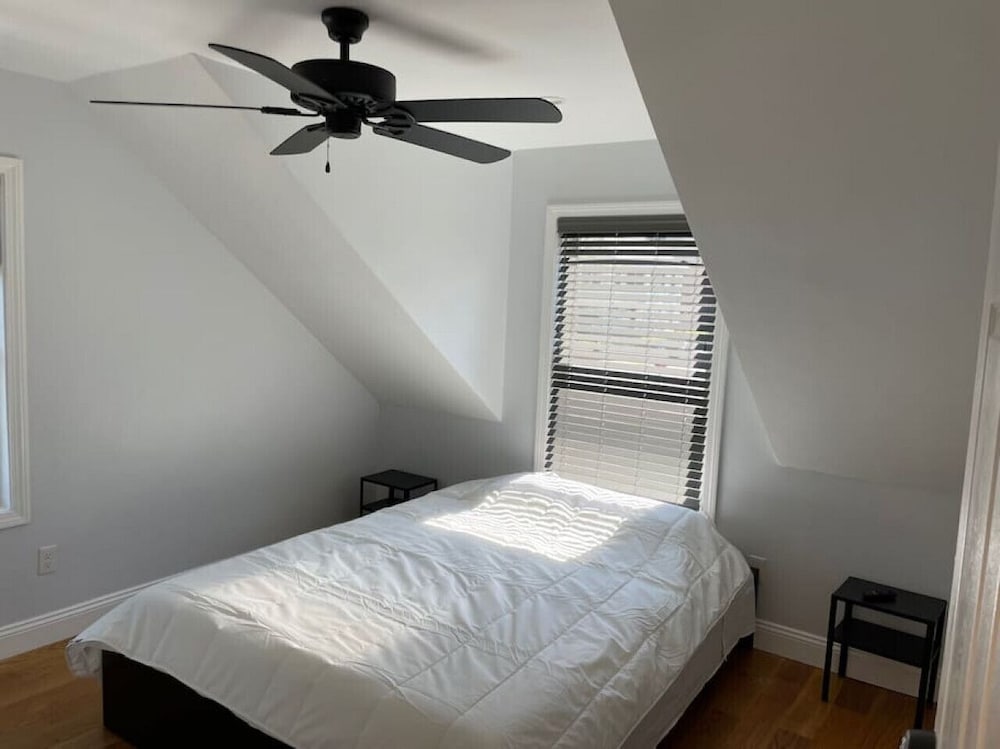 Queen Bed Boston RM 3 - carbon neutral hotel in Stoneham