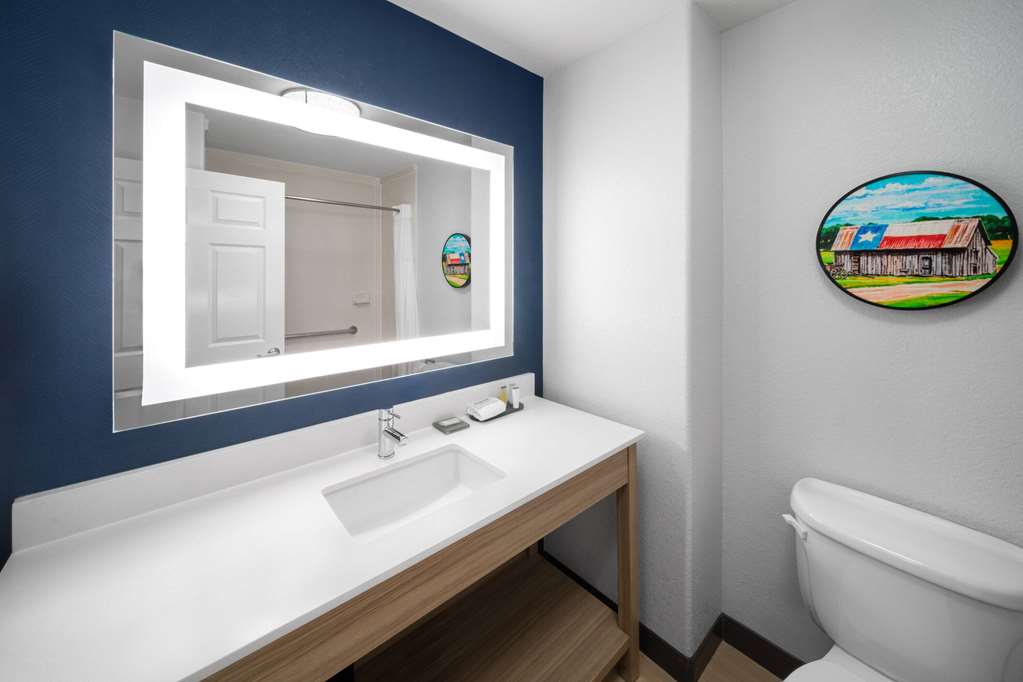 La Quinta Inn & Suites by Wyndham San Antonio Northwest - photo 47