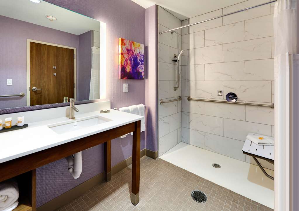 La Quinta Inn & Suites by Wyndham Lakeway - photo 28