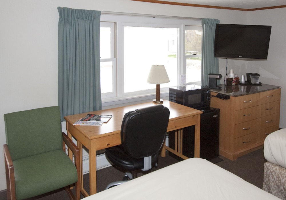 The Bluebird Motel - photo 9