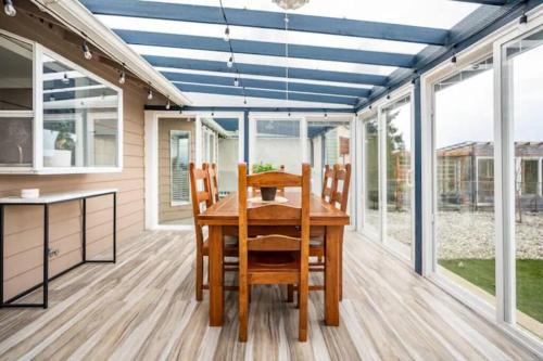 Shiny Rambler House with Spacious Solarium. — 4-Star Luxury Hotel in Everett, United States