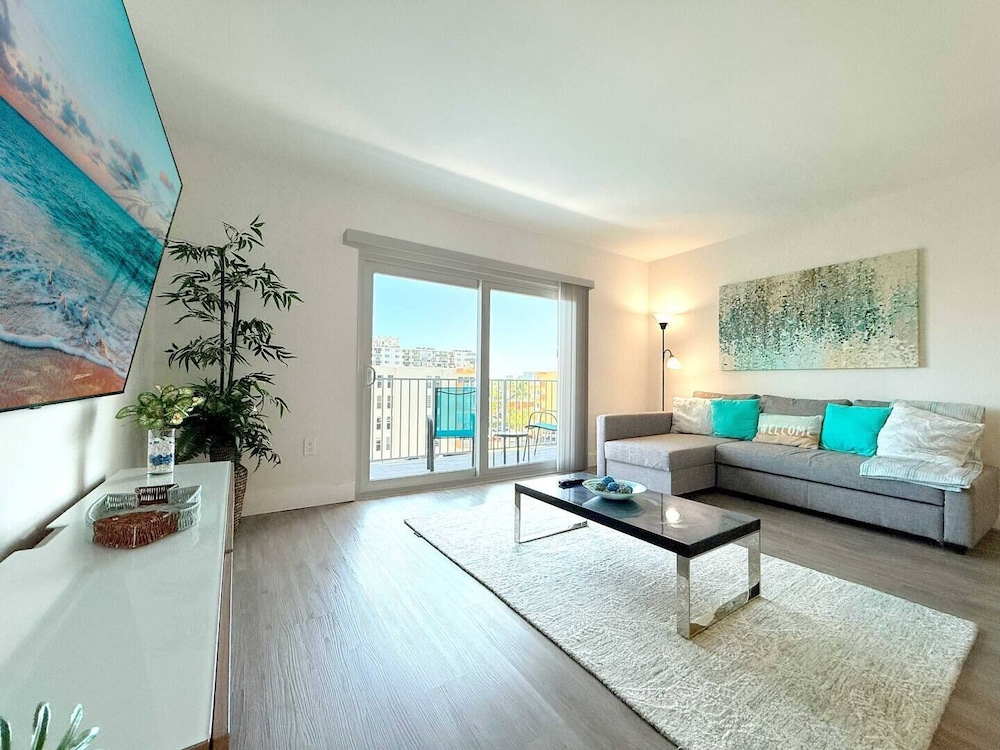 1BR with Kitchen Close To Sunny Isles Beach — 4-Star Luxury Hotel in North Miami Beach, United States