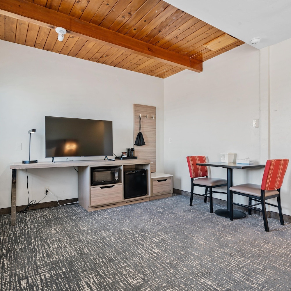 Pacific Shores Inn - photo 32