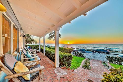 Oceanfront Dog Friendly Home with Waterfront Porch Gas Grill Hot Tub & Fire Pit — 4-Star Luxury Hotel in San Diego, United States