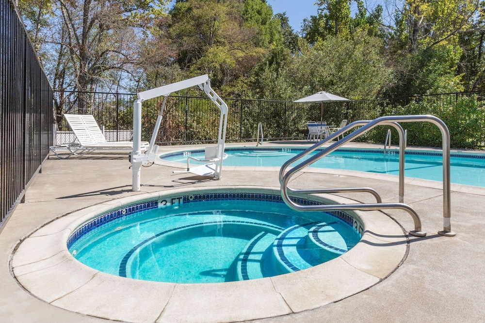 Creekside Inn & Suites - photo 35