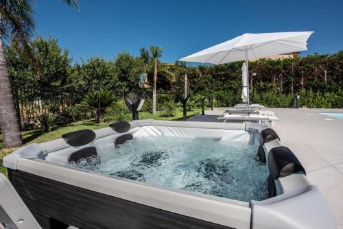 Villa Carola Altavilla Milicia Sicilia con Piscina Privata e Vasca idromassaggio a 5 minuti dal mare — 4-Star Luxury Hotel in Altavilla Milicia, Italy