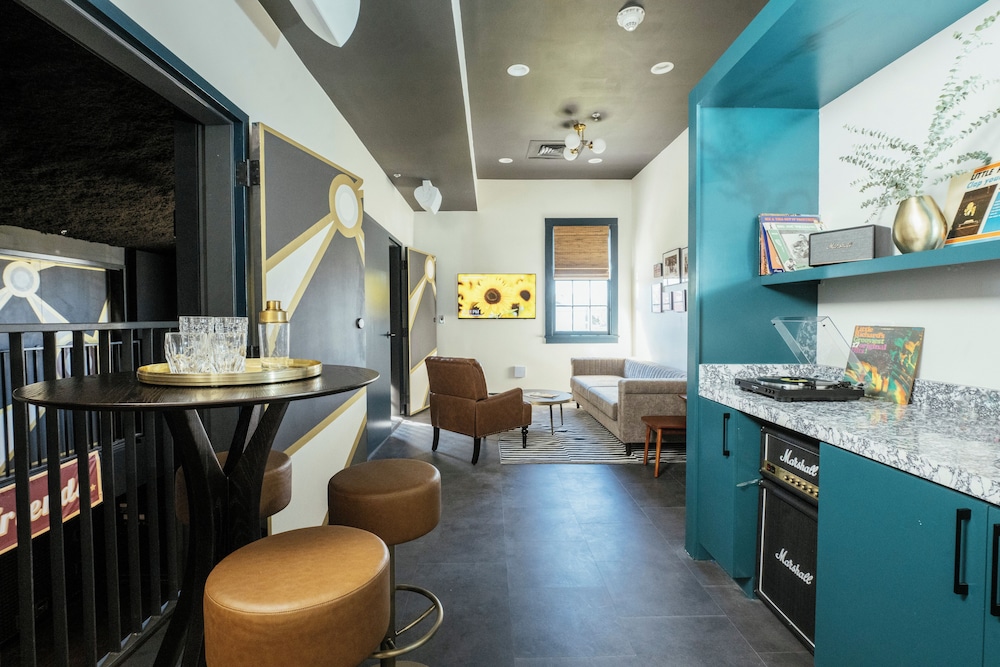 Dew Drop Inn - photo 25