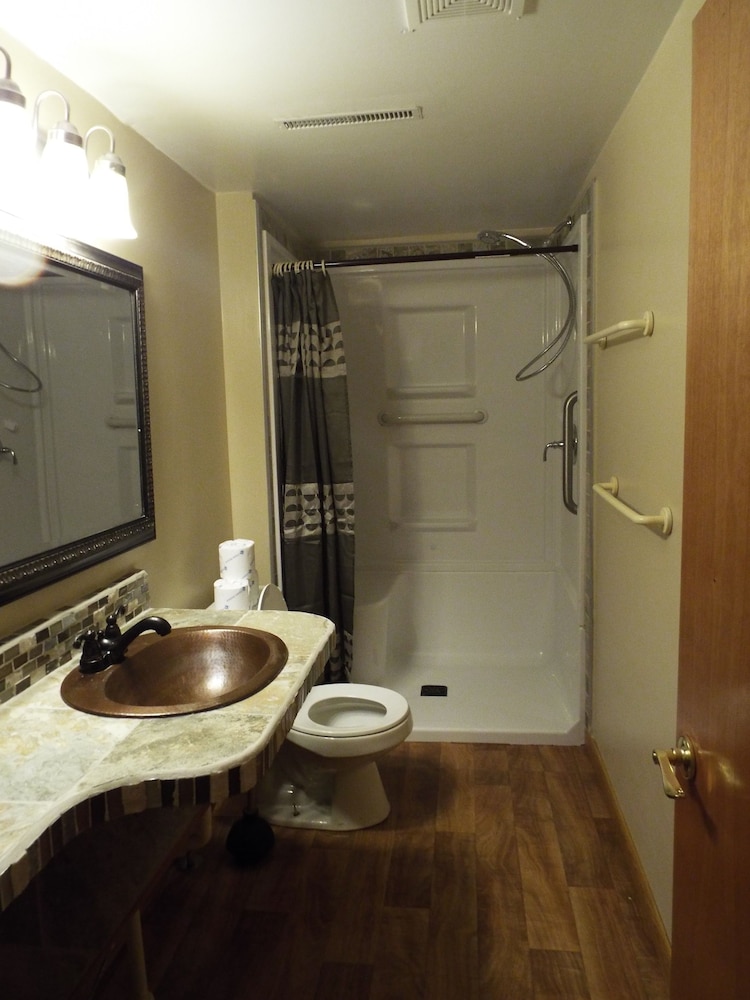 Crooked Lake Resort Cabin 4 - photo 5