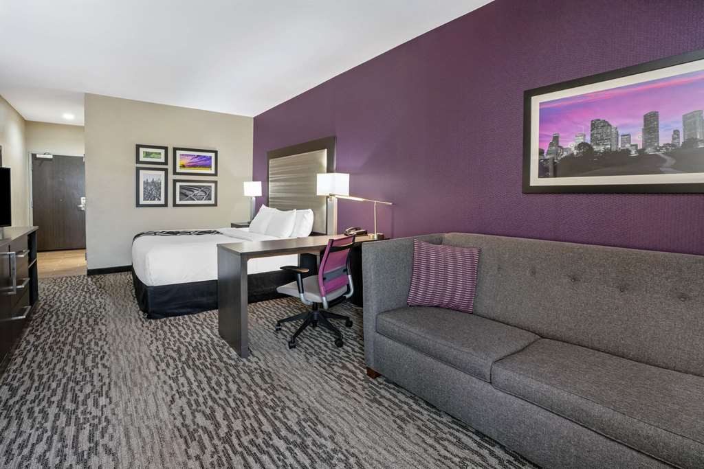La Quinta Inn & Suites by Wyndham College Station South - photo 31