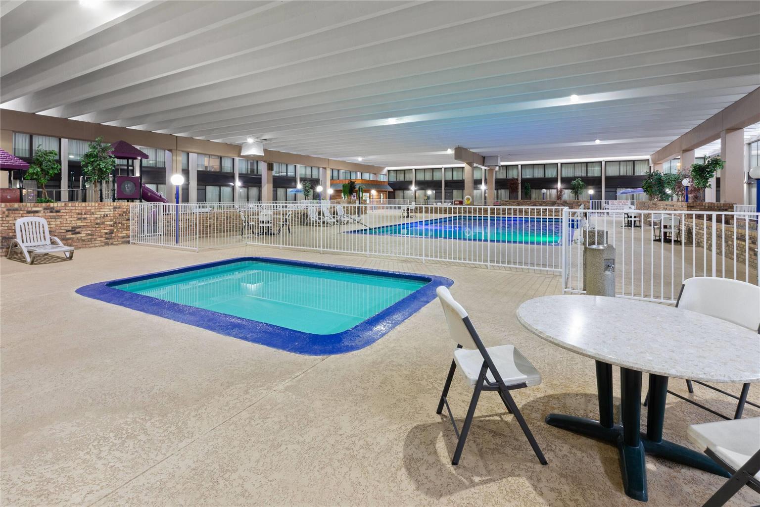 Quality Inn & Suites - photo 8