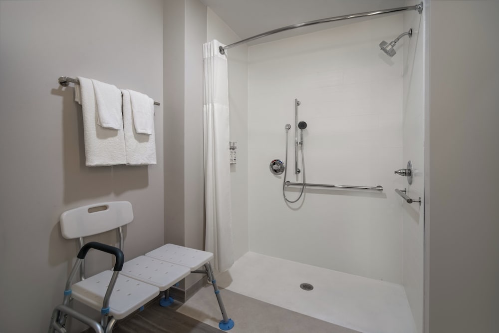 Holiday Inn Express & Suites Muskegon Grand Haven an IHG Hotel - photo 7