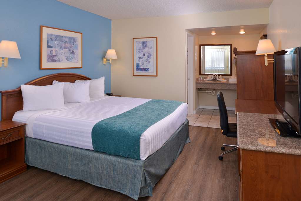 Edgewater Inn And Suites - photo 13