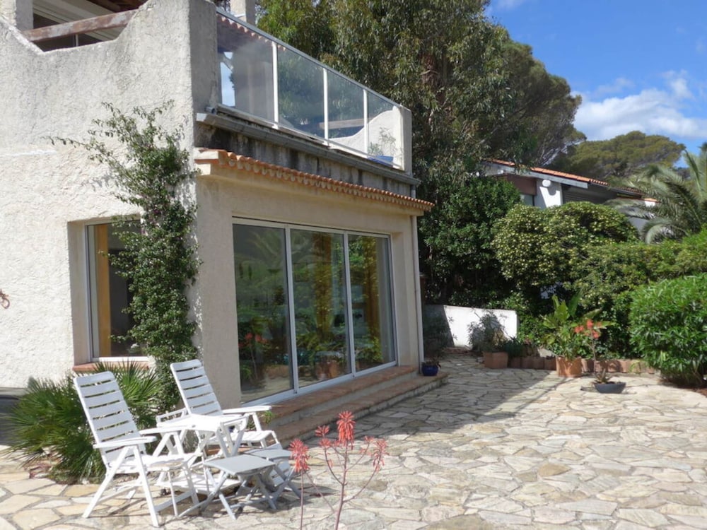 Cosy Holiday Home Near Town Centre — 4-Star Luxury Hotel in Cavalaire-Sur-Mer, France