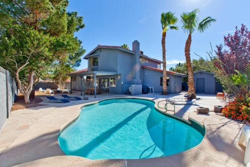 Bright Modern 4BR with Beautiful Backyard & Pool in Las Vegas, United States