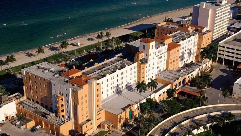 Hollywood Beach Resort Large Studio Sleeps 4 - photo 24