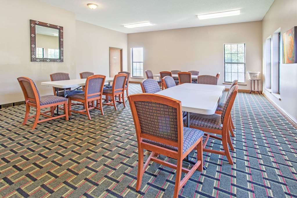 Super 8 by Wyndham Atchison - photo 12