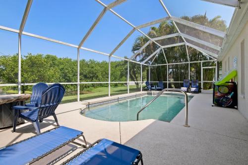 Blue Heron House Cozy home with heated pool and pool toys Water view out back — 4-Star Luxury Hotel in Bradenton, United States