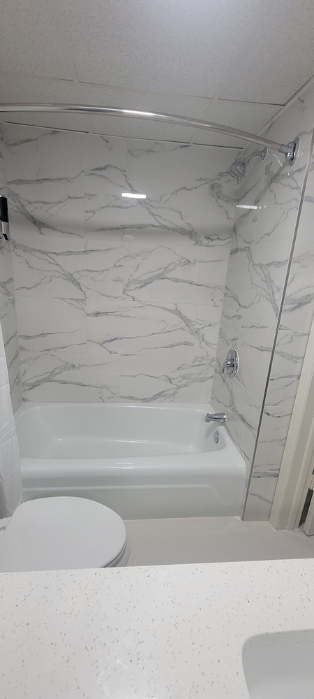 The Royal Inn & Suites - photo 11