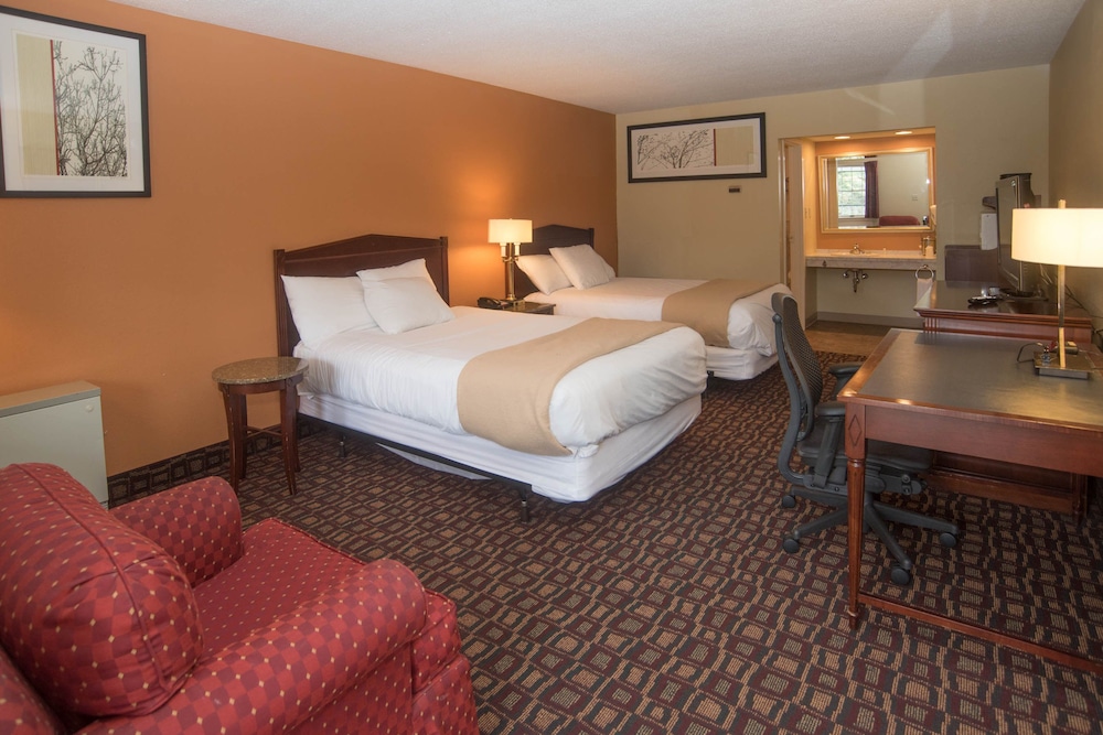 Colonnade Inn - photo 3