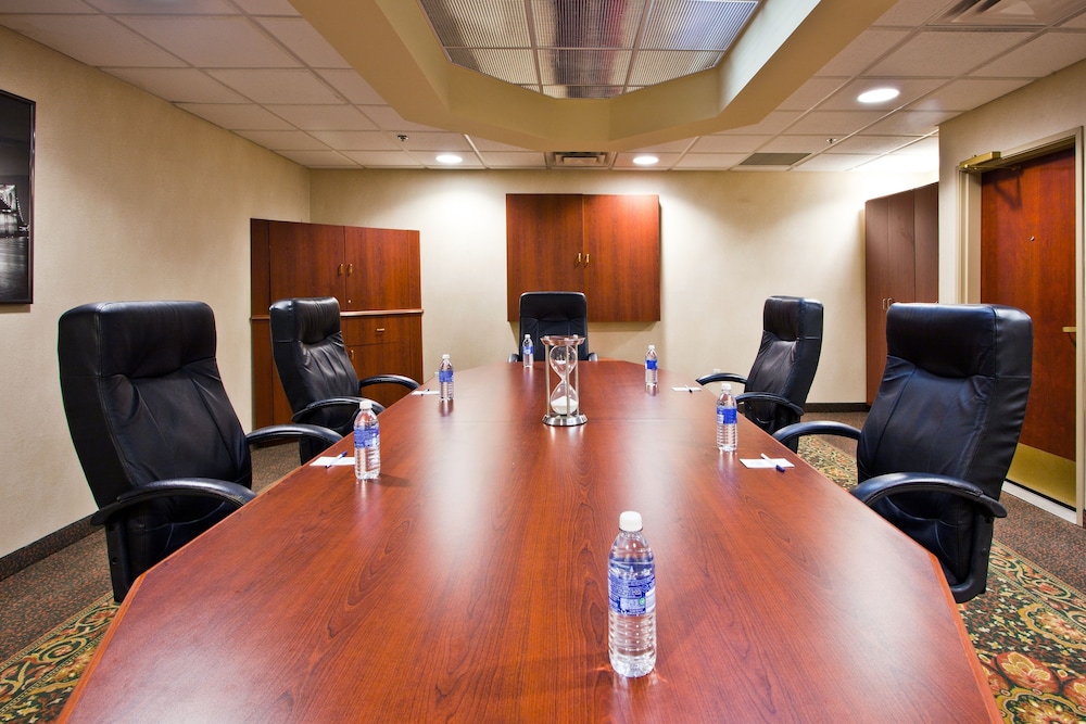Holiday Inn Express Hotel & Suites Waterford by IHG - photo 92