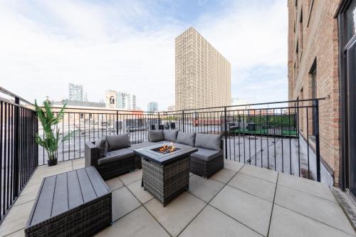 McCormick Place 2BR Suite with Patio Skyline View and Optional Parking Sleeps 6 Near Soldier Field and Grant Park — 4-Star Luxury Hotel in Chicago, United States