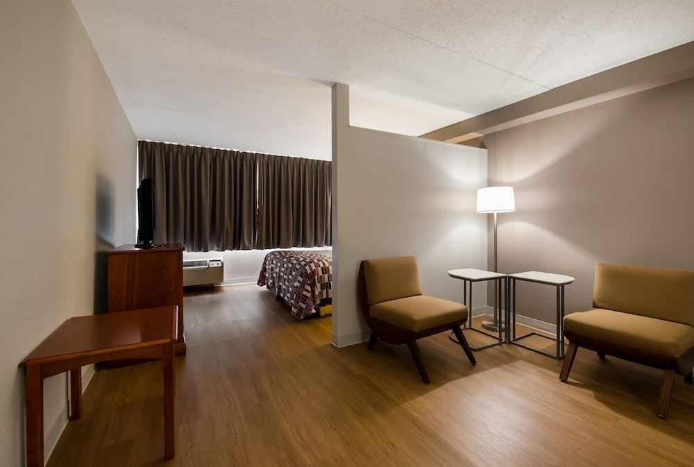 Red Roof Inn & Suites Newark University - photo 18