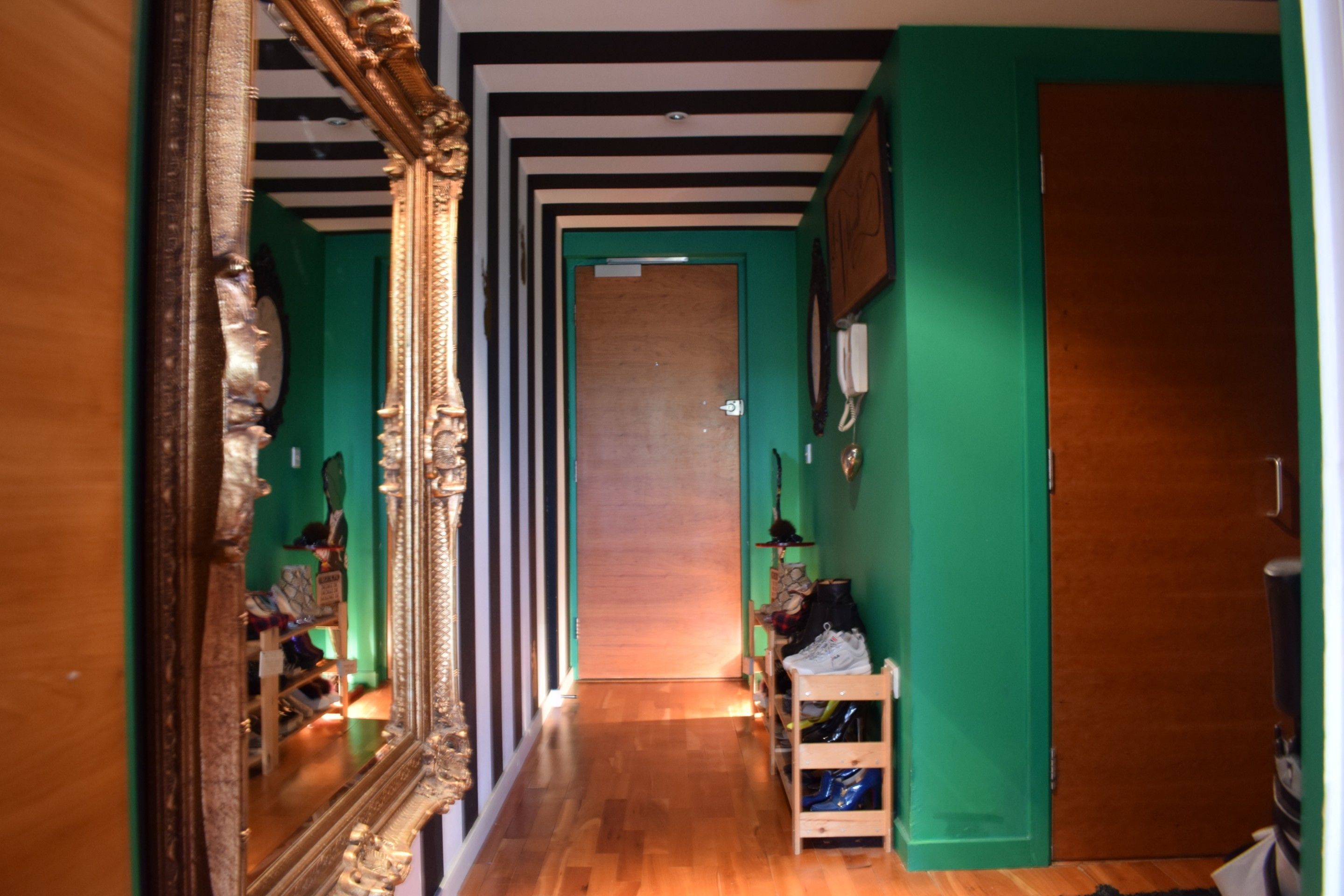 Modern Luxury 2 Bed Home with Private Balcony — 4-Star Luxury Hotel in London, United Kingdom