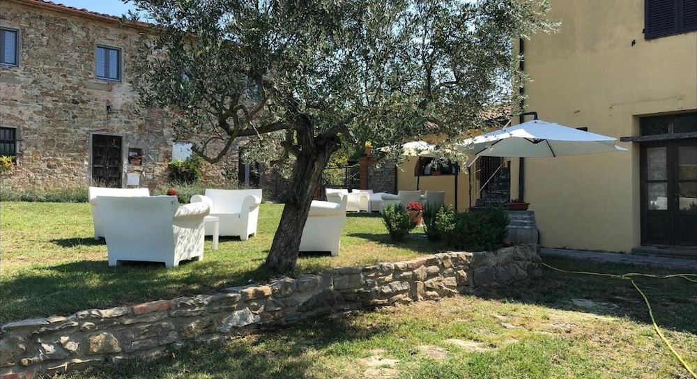 Agriturismo La Posta Reale — 4-Star Luxury Hotel in Castiglion Fibocchi, Italy