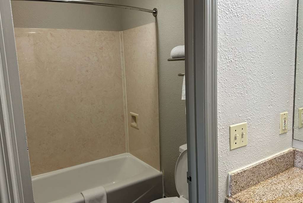 Days Inn by Wyndham Columbia NE Fort Jackson - photo 20
