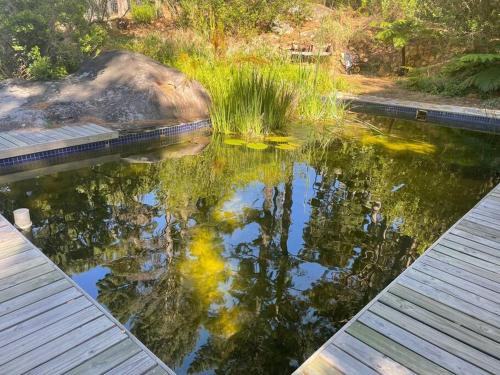 Ixia studio Serene solar pet friendly garden and valley views