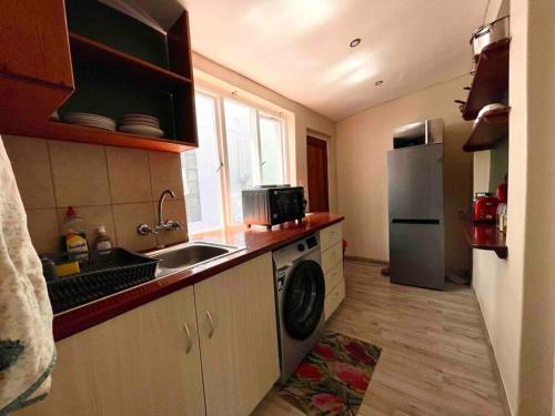 1BR Cottage Pvt Entry Load Shed Ready Book Now — 4-Star Luxury Hotel in Cape Town, South Africa