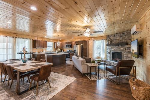 Brand New Luxury Cabin Private Appalachian Retreat — 4-Star Luxury Hotel in Gatlinburg, United States