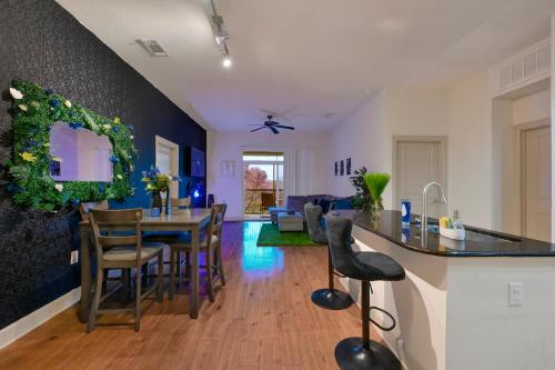 Central Houston Stay Walk to NRG Stadium Relax by the Pool and More — 4-Star Luxury Hotel in Houston, United States