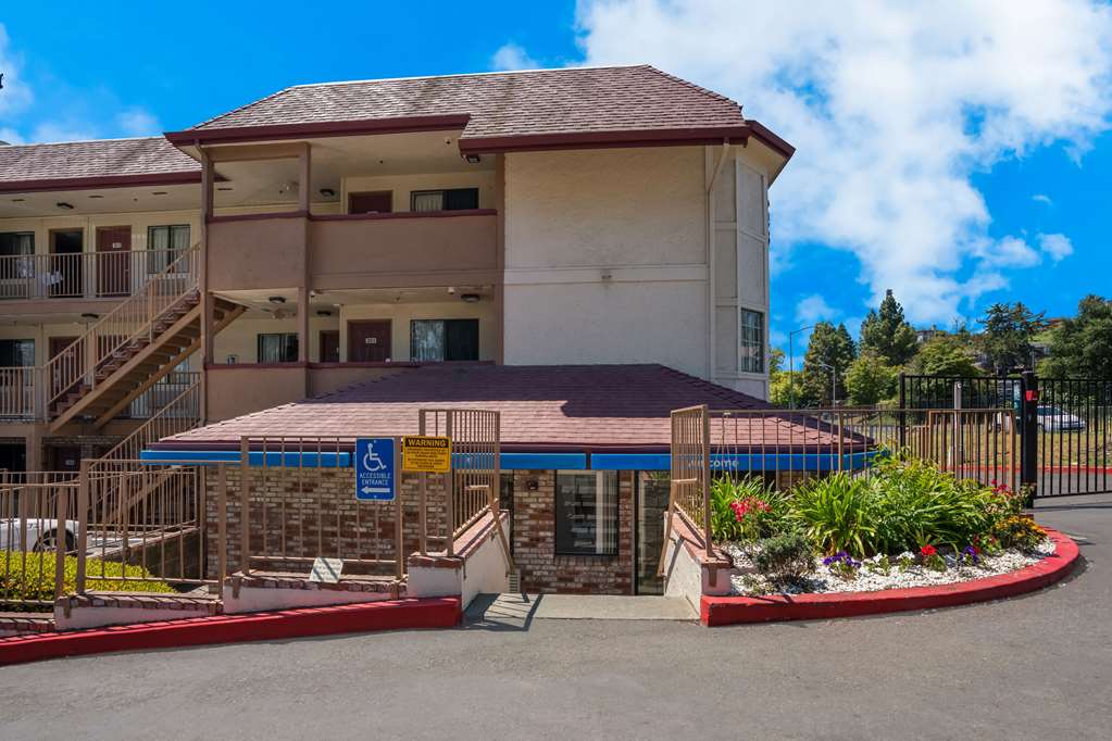 Econo Lodge - carbon neutral hotel in Vallejo
