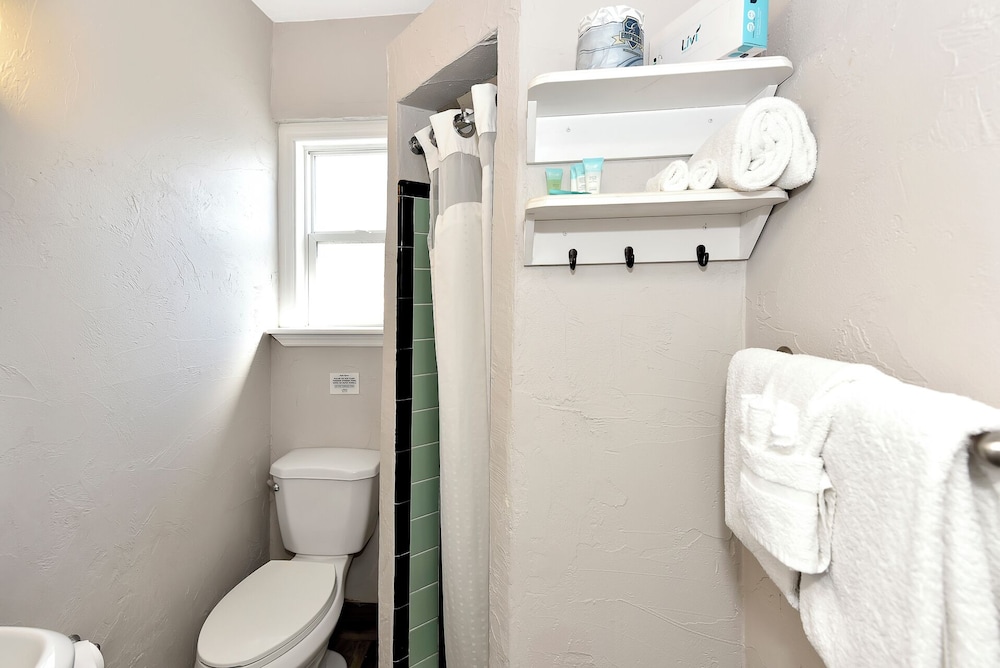 Shoreline Suites & Cabana Cottages - photo 104