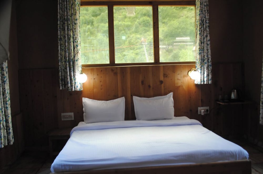 Virman Hillside Resort in Banjar, India