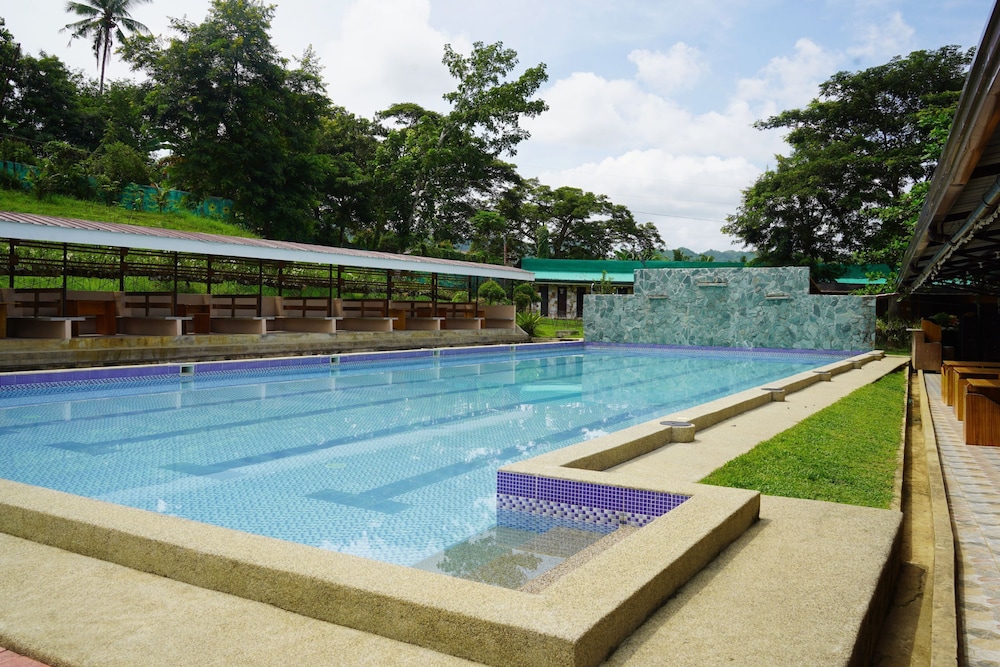 Hidden Valley Organic Farm Resort — hotel in Pinamungahan