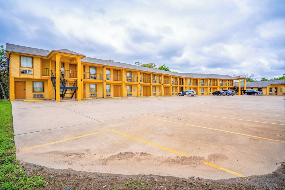 Regency Inn By OYO Rockdale TX - photo 39