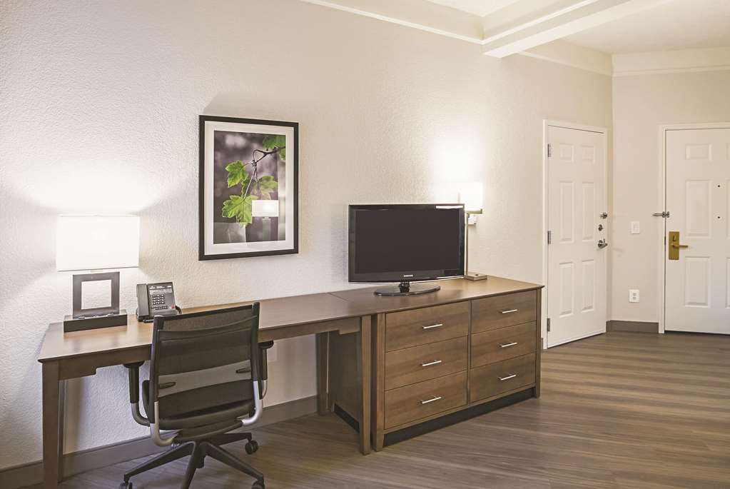 La Quinta Inn & Suites by Wyndham Fort Worth North - photo 21