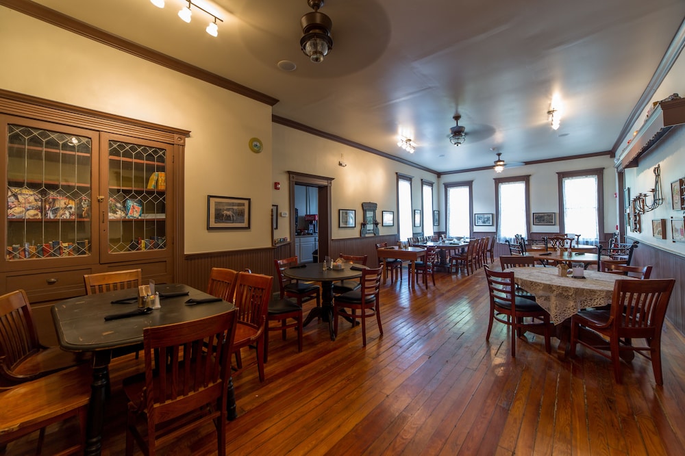 Grand Victorian Inn - photo 24
