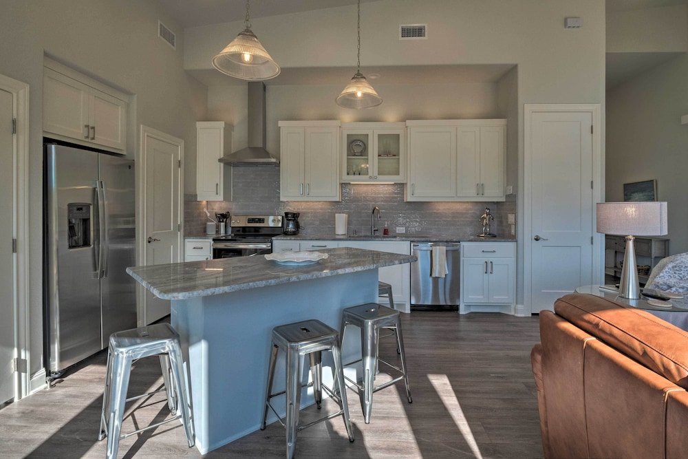Modern Lake Travis Haven with Resort Amenities - photo 17