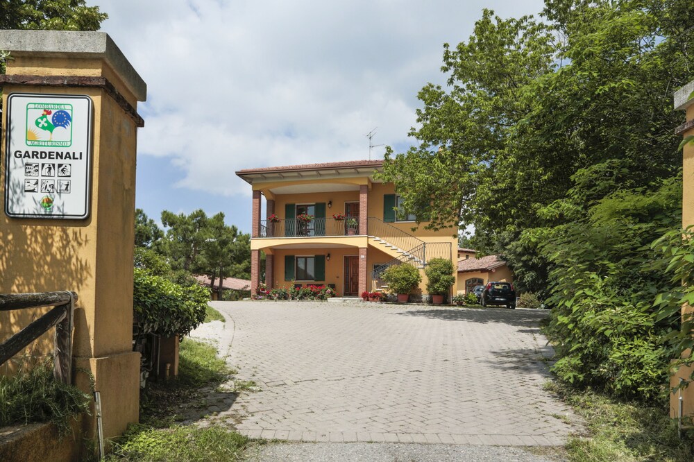 Agriturismo Gardenali — 4-Star Luxury Hotel in Volta Mantovana, Italy