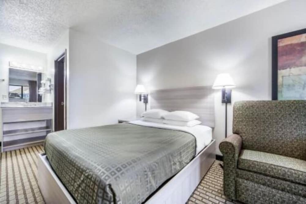 Bearcat Inn and Suites - photo 5