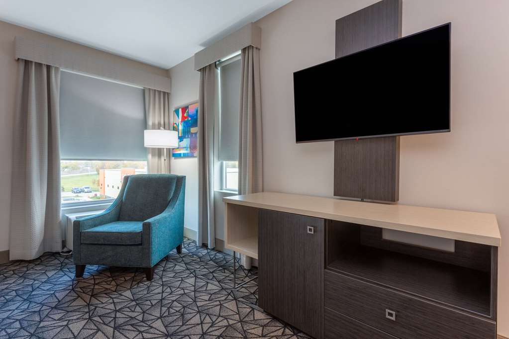 La Quinta Inn & Suites by Wyndham Shorewood - photo 17