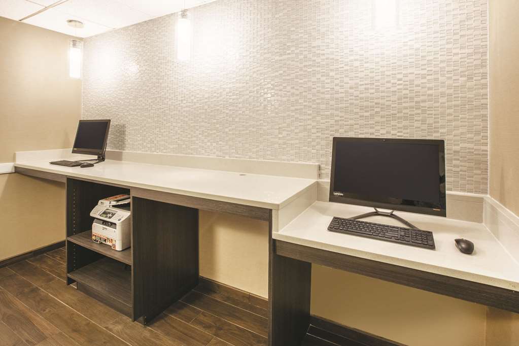 La Quinta Inn & Suites by Wyndham Mechanicsburg Harrisburg - photo 28