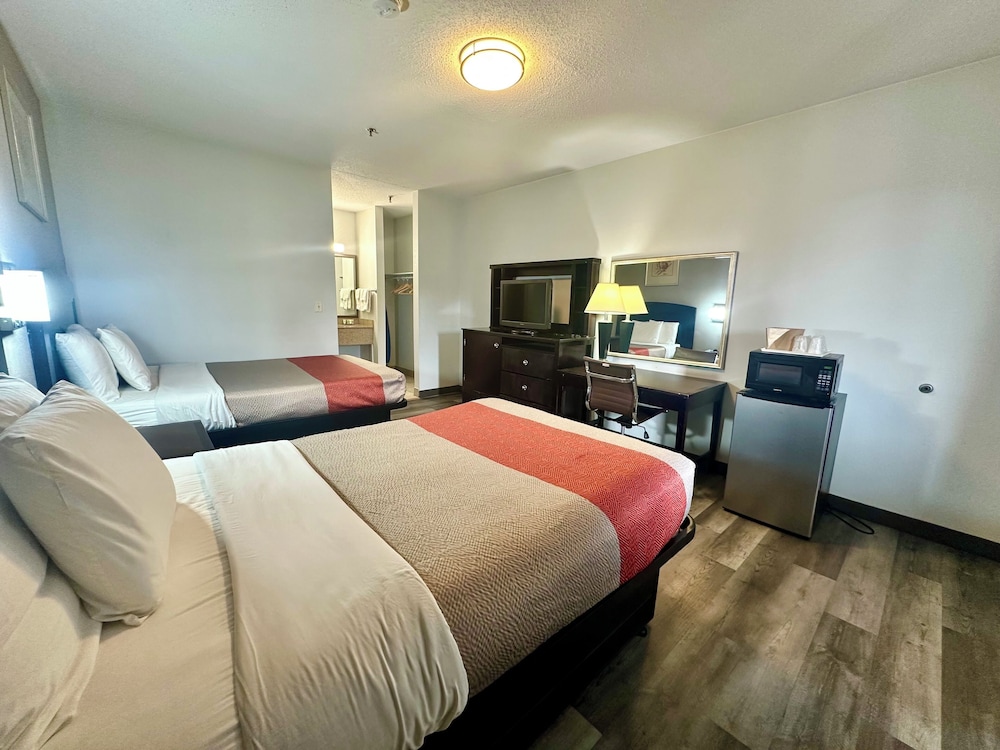 Red Carpet Inn Norwalk - photo 11