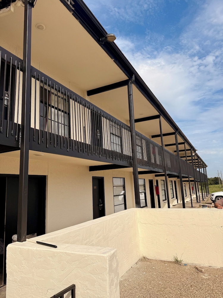 The Windmill Motel in Olney, United States